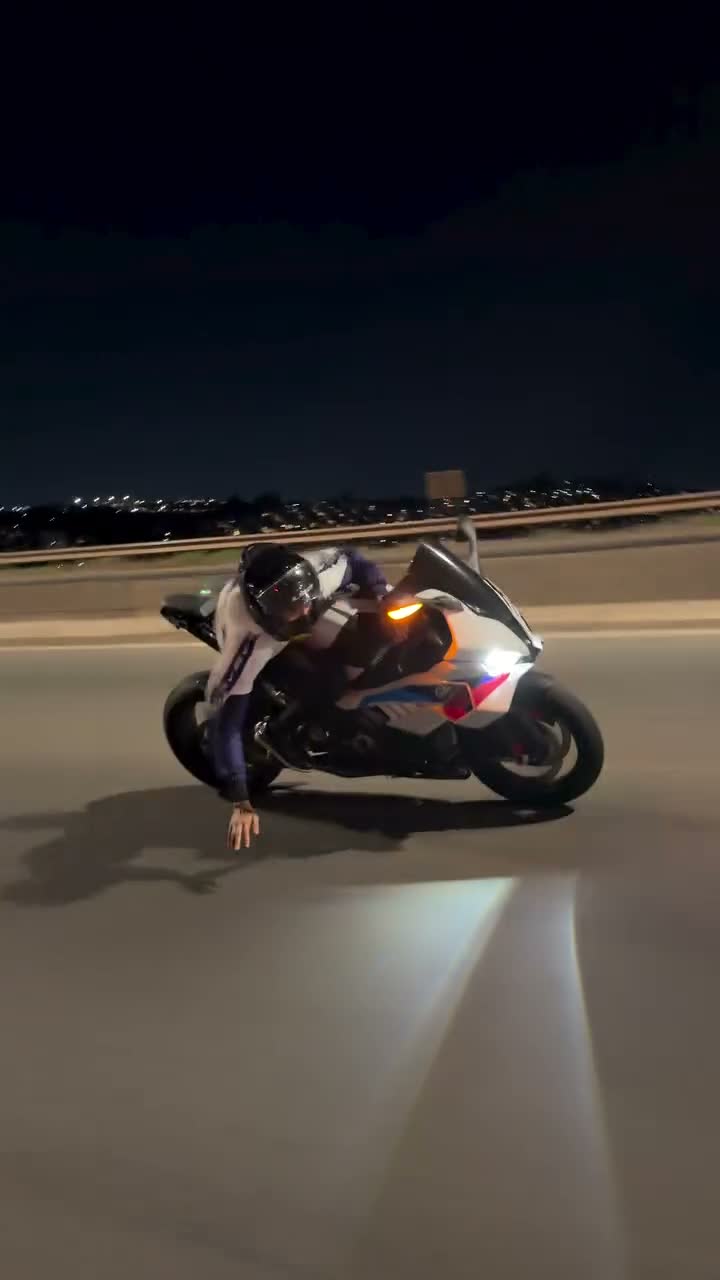 What gear he pop the wheelie 🏍